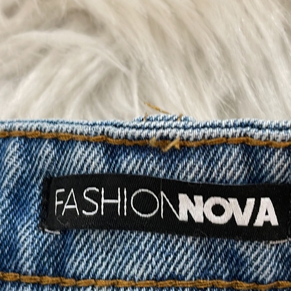 FASHION NOVA DISTRESSED DENIM JEANS SHORTS WITH POCKETS Size Large - Picture 3 of 4